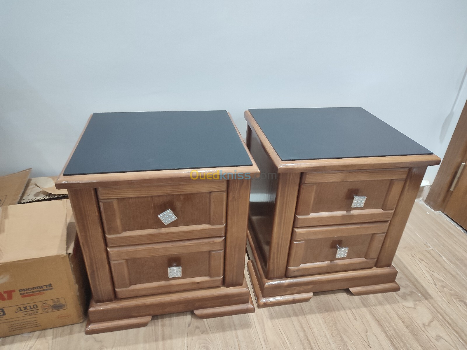 2 Tables de nuits bois rouge 