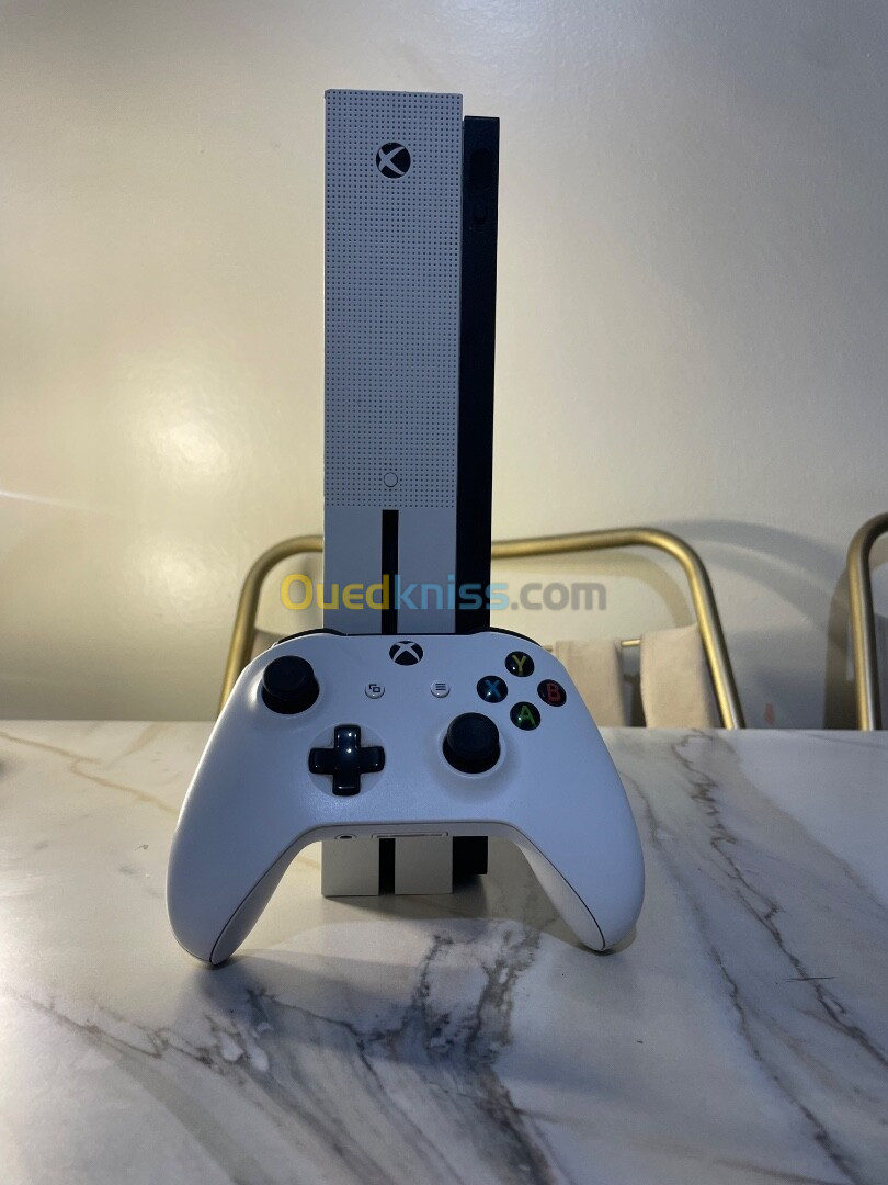 Xbox one s 1 TB avec manette et cd gta V 