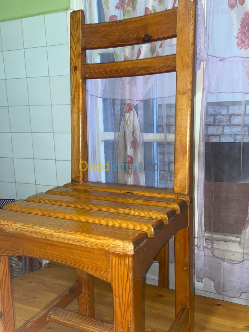 table et 06 chaises en bois rouge