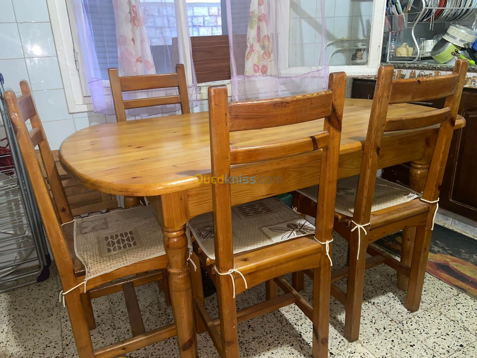 table et 06 chaises en bois rouge