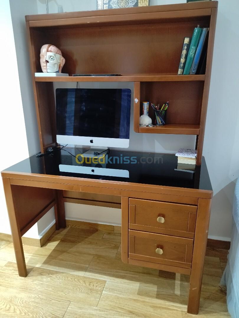 Bureau en bois avec étagère