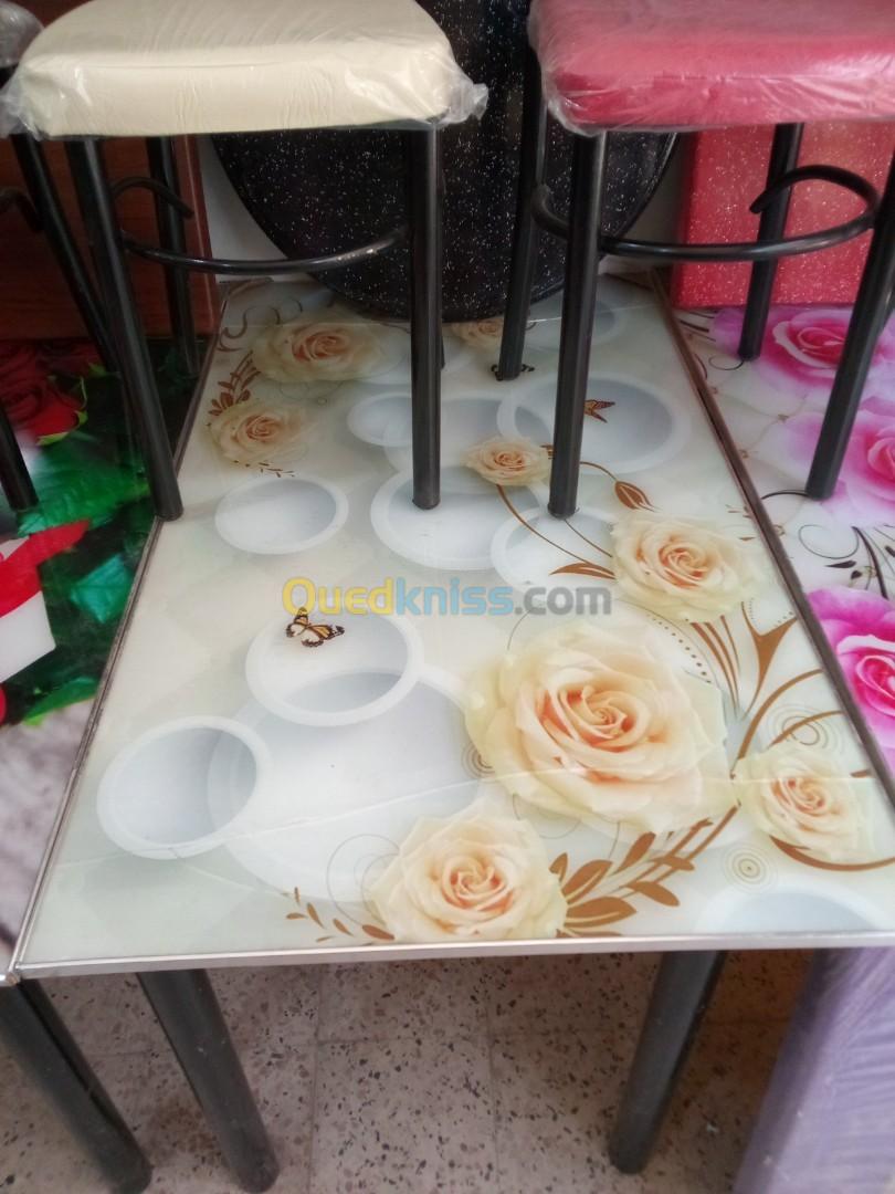 Table et 4 chaises / طابلة طاولة و 4 كراسى 