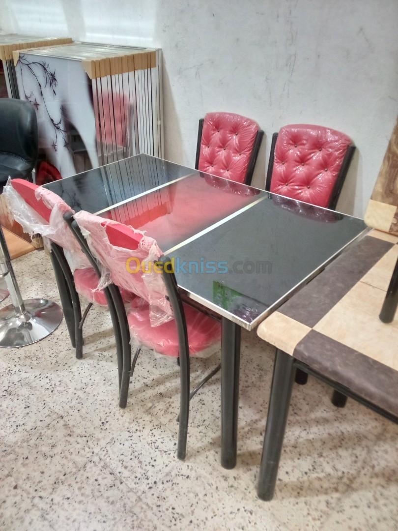 Table et 4 chaises / طابلة طاولة و 4 كراسى 