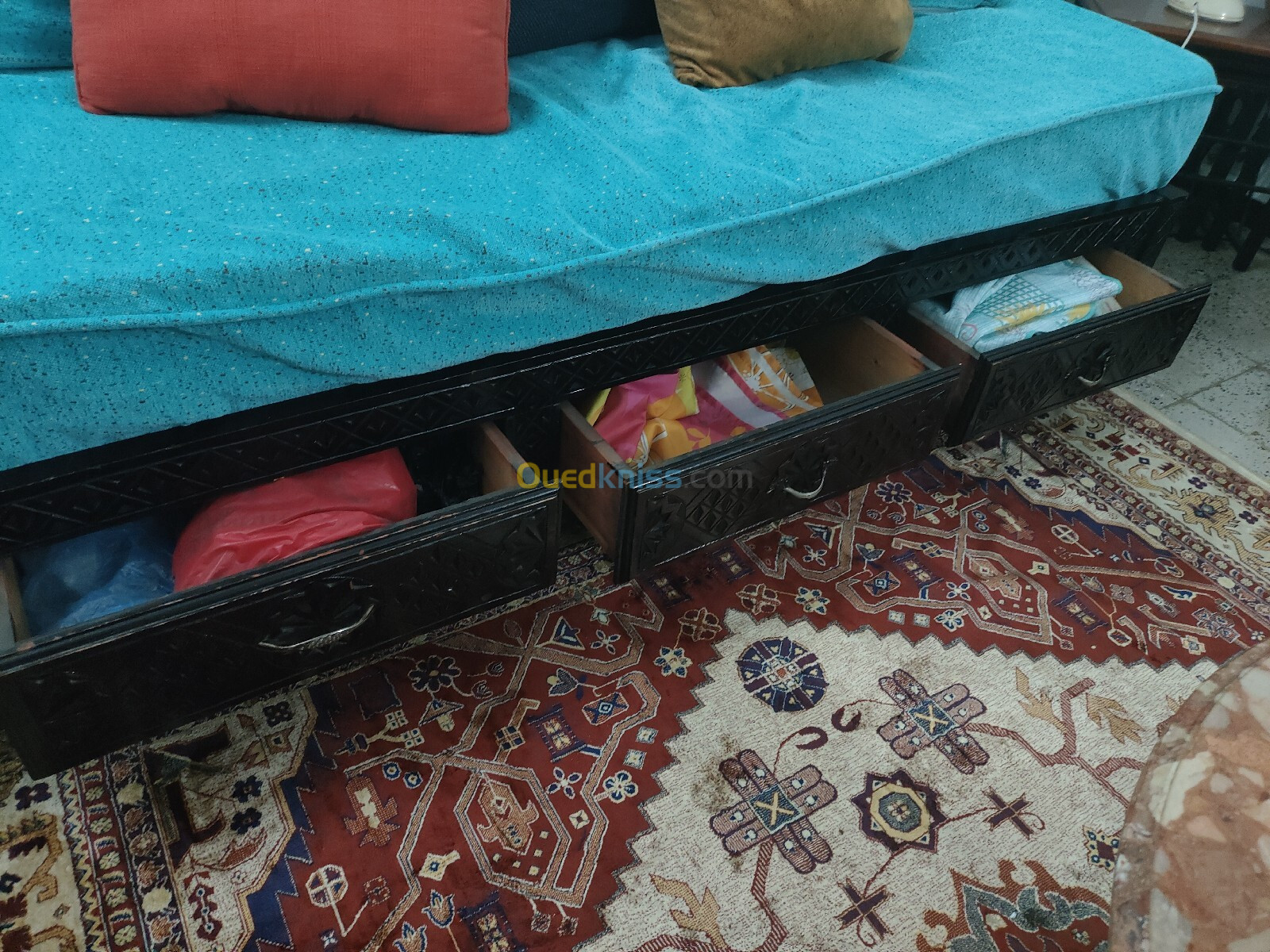 Banquette en bois rouge