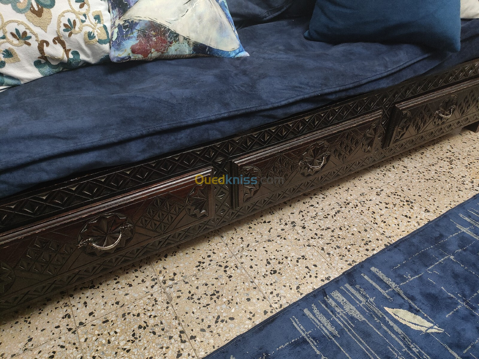 Banquette en bois rouge