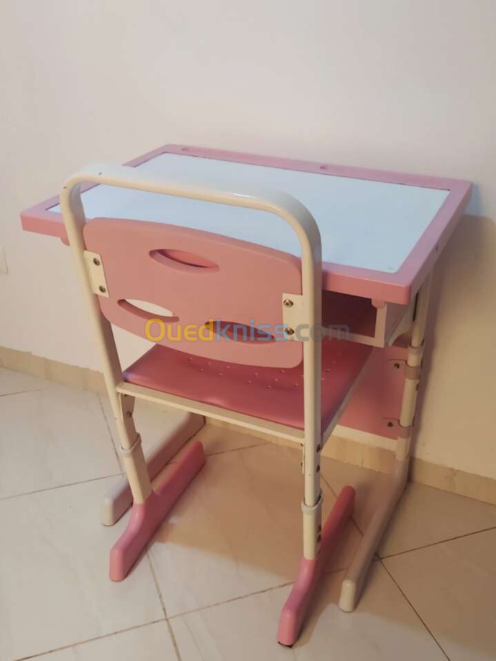 Bureau avec chaise rose