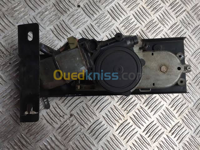 vase de liquide de refroidissement bmw 2.0d 177cv    moteur capote bmw e36     bloc ABS bmw e36