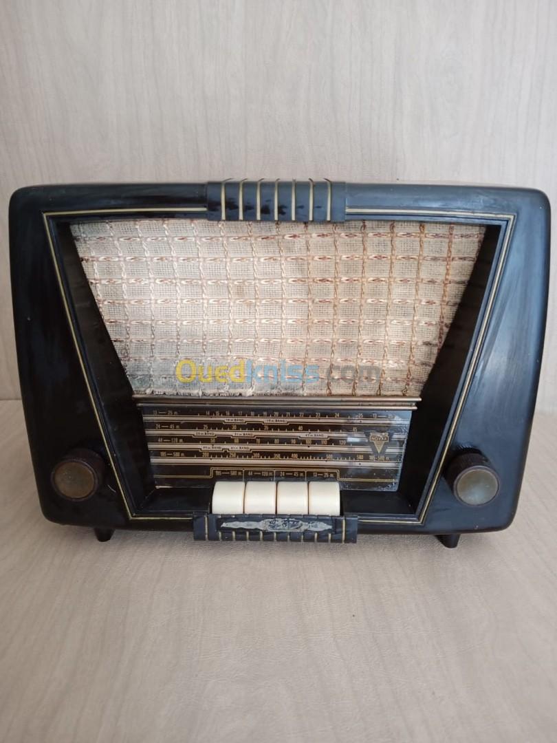 Petit Poste Radio TSF vintage Novak Pontiac 551 de 1956 en bakélite