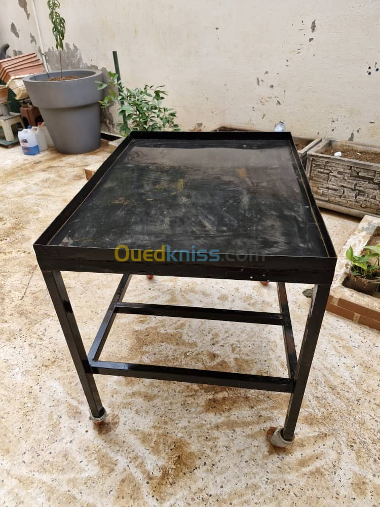 établi table en fer avec roues   