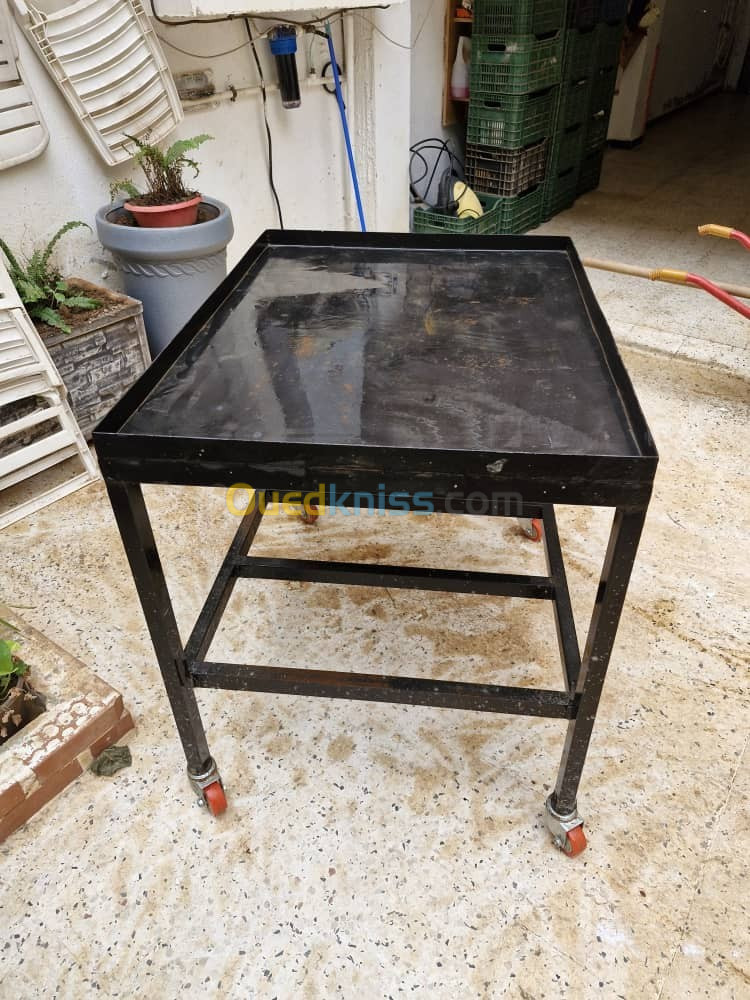 établi table en fer avec roues   