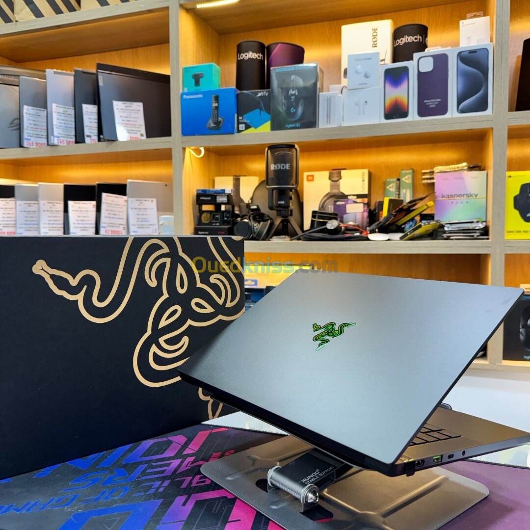 [VENDU] RAZER BLADE 14 AMD RYZEN 9 8945HS NVIDIA RTX 4070 32GB RAM 1TB SSD ECRAN 14 QHD+ 240HZ 