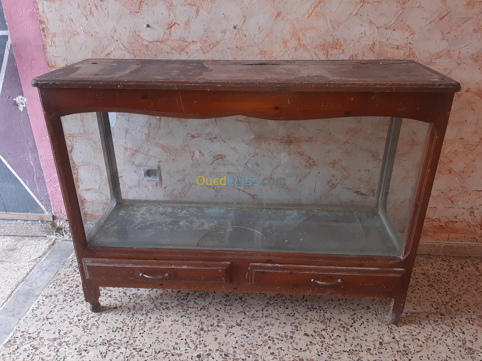 Aquarium avec meuble d'origine sur pied bonne occasion 