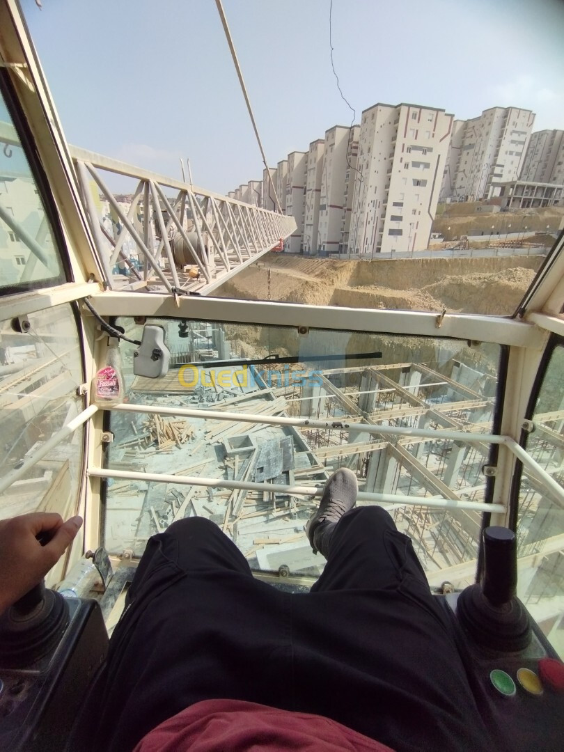 سائق رافعة برجية conducteur de grue à tour 