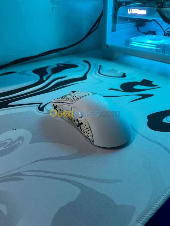 Attack Shark R1 mouse Bluetooth 5.2+ wired2.4G Jamais utilisé 