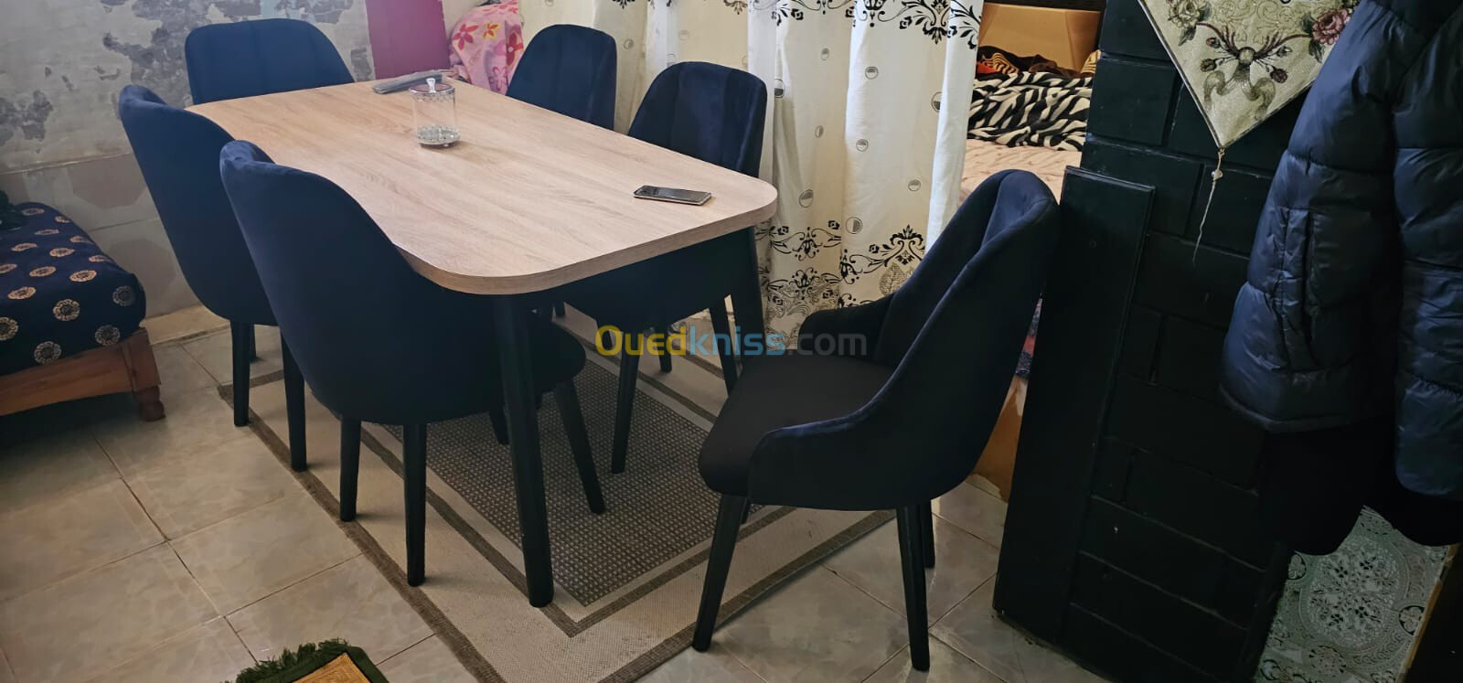 Une table de 1.60 m plus 6 chaises 