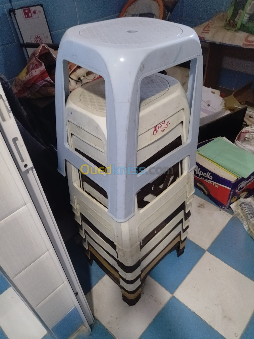 Tables ,  tabourets et chaises pour école 