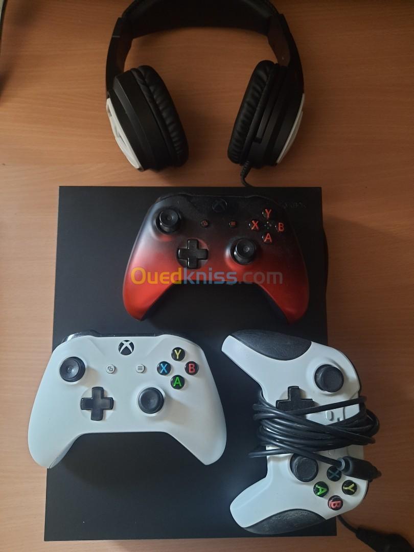 XBOX ONE X 1 TB + 3 MANETTES 