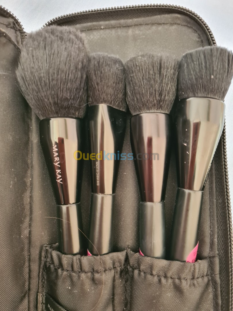 Set de pinceaux maquillage bon etat, nettoyant gratuit