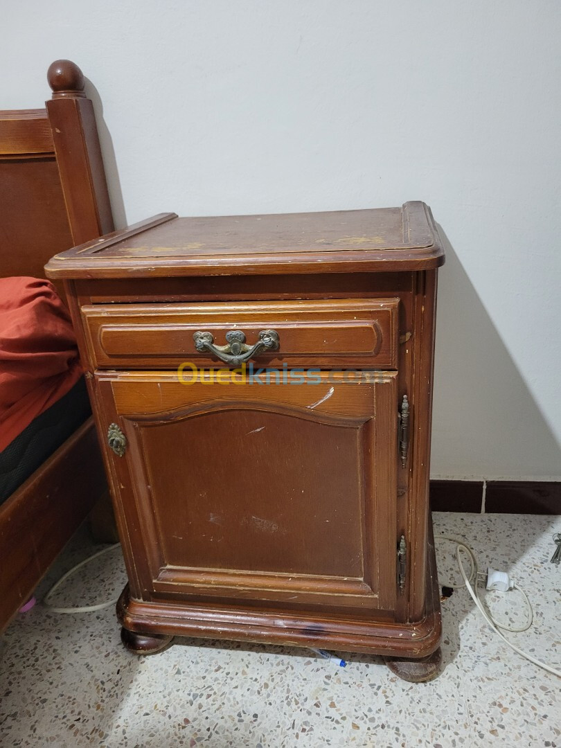 Chambre a couchée en bois rouge, avec sommiet et matelas 