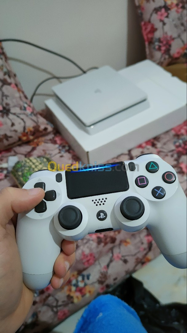 PlayStation 4 white edition 