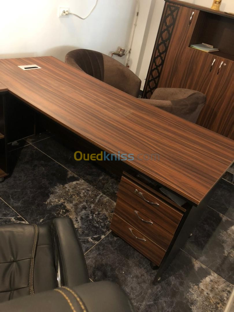 Bureau et petite table et Placard 