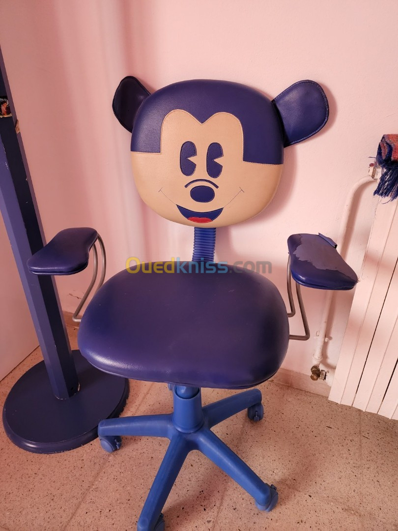 Chaise de bureau pour enfants et porte manteau 