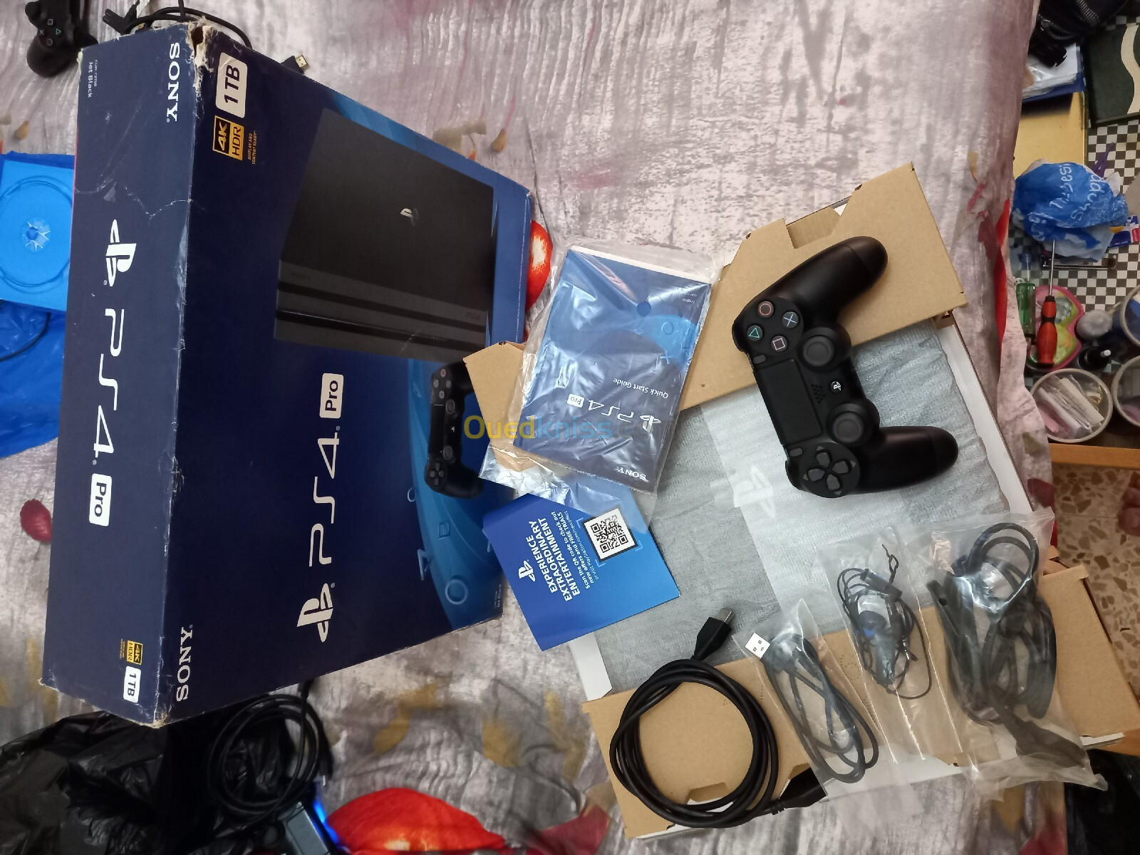 Ps4 pro 1tb Flaché 6.72 était comme neuf jamais utilisé 