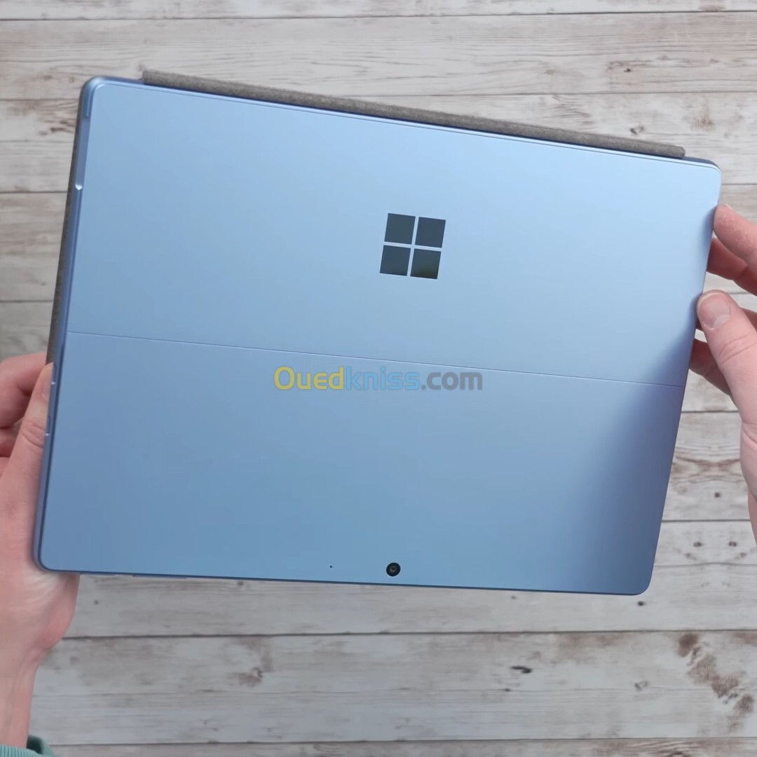 Microsoft Surface Pro 10/CORE ULTRA 5- 135UE/RAM 8GB /SSD 256/ECRAN 13 TACTILE 2.5 K