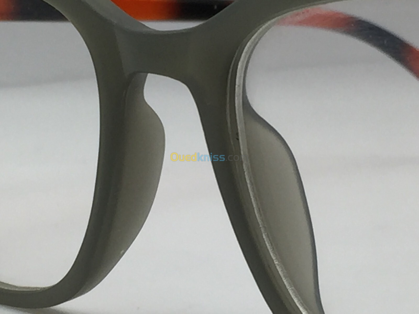 Lunettes unisexe élégantes et modernes au design transparent et confortable !