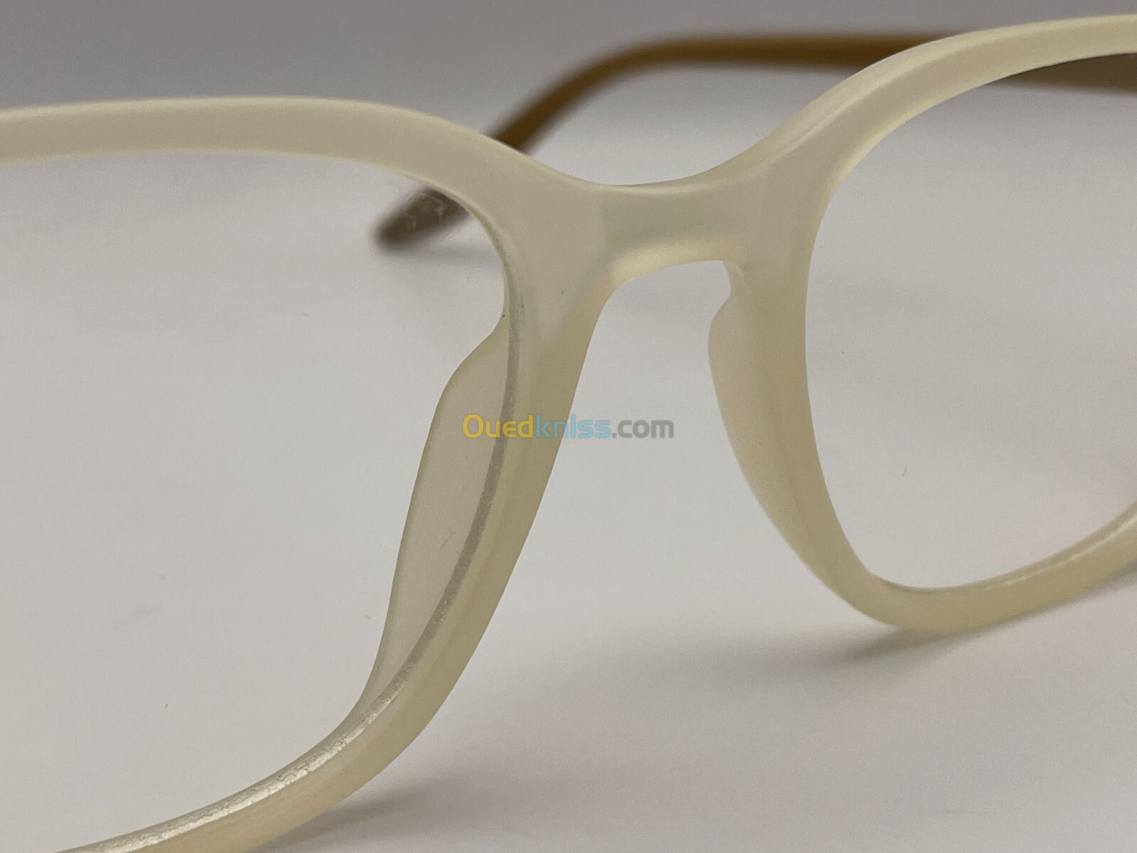 Lunettes unisexe élégantes et modernes au design transparent et confortable !