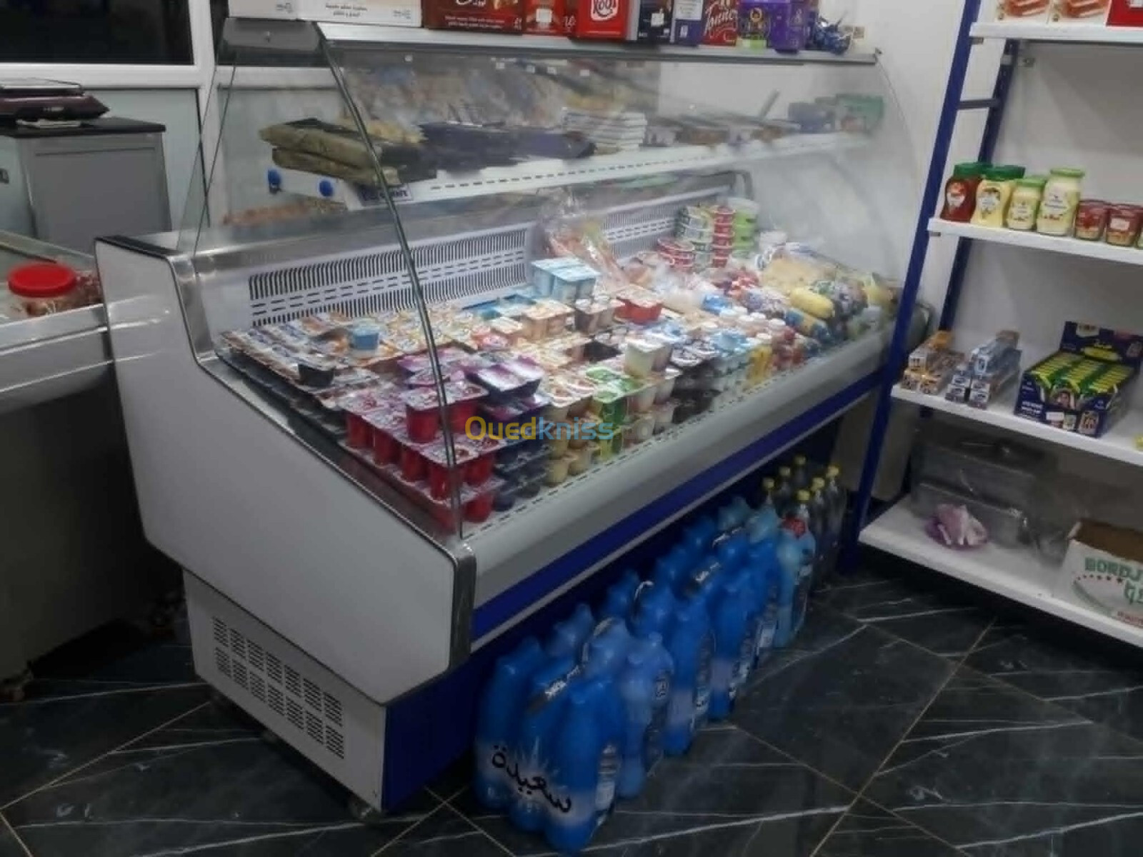 Frigo et table 