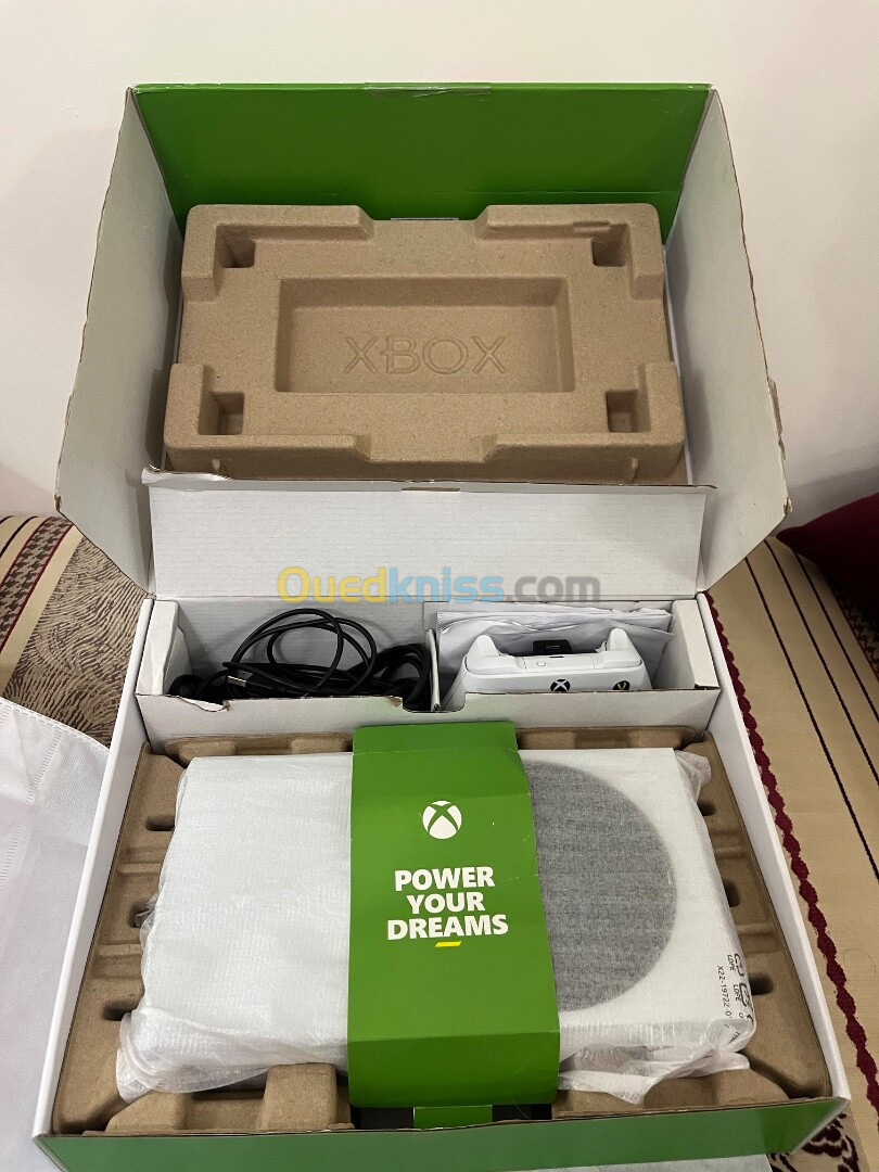 Xbox series s 512gb SSD avec boite + batterie konix