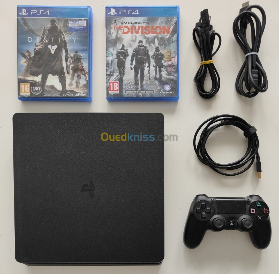 Console PS4 slim noire 500G en excellent état avec 2 jeux