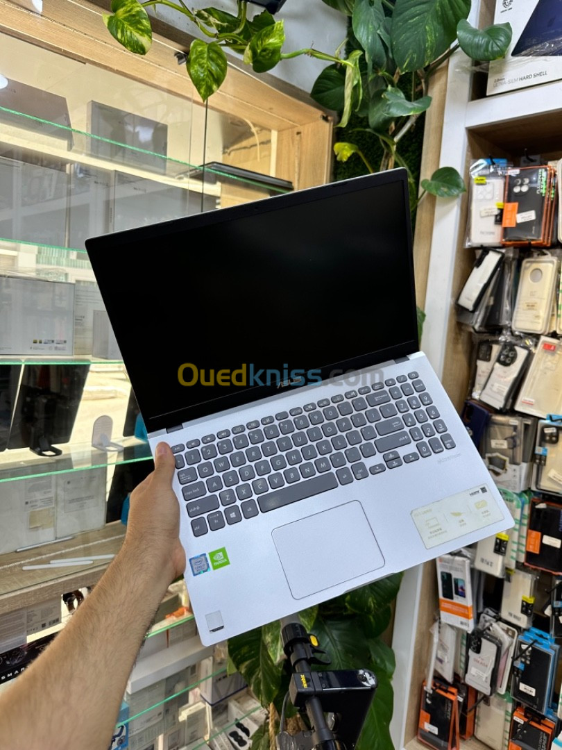 Asus Notebook i7 8th 12/256 Nvidia