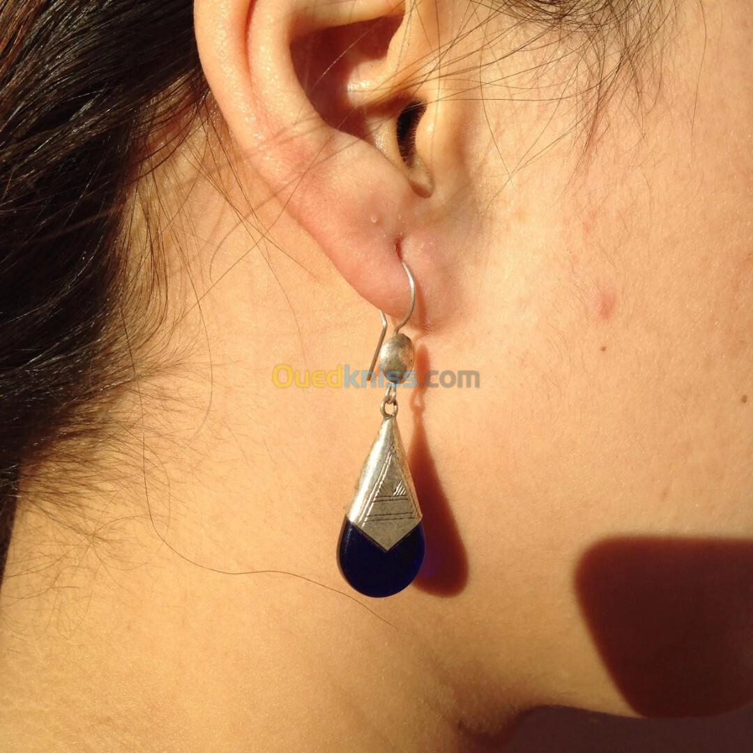 Boucles Oreilles de couleur bleu en forme de goutte Eau avec un jolie design fait à la main 