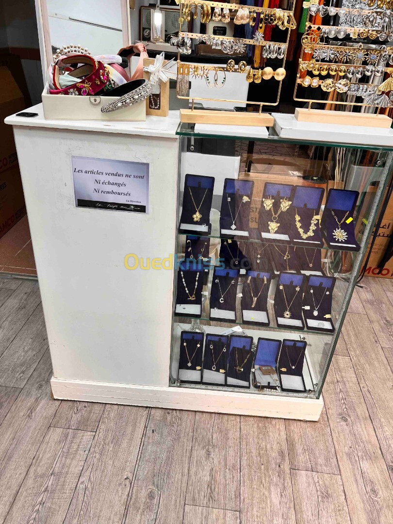 caisse de magasin avec vitrine plus etagere