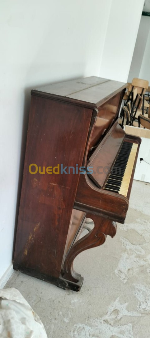 PIANO DROIT ANCIEN EN TRES BON ETAT 