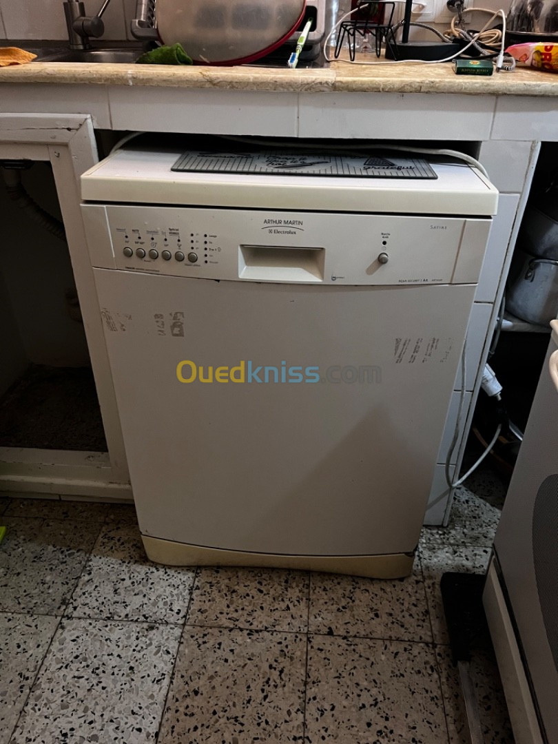 micro-onde,climatiseurs,frigidaire,hotte,cuisinière,lave vaisselle,chauffage salle de bain)