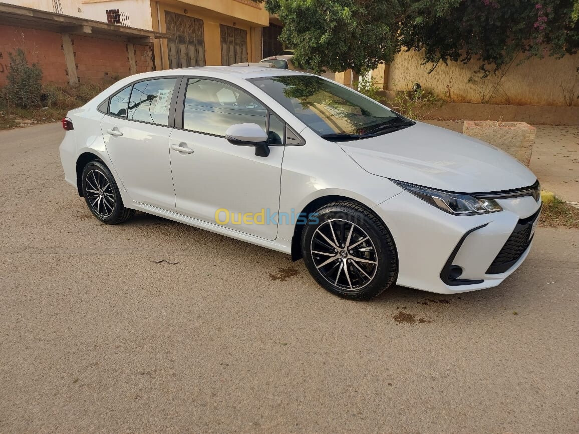 Toyota Corolla 2024 Blanc nacré avec jantes alliage