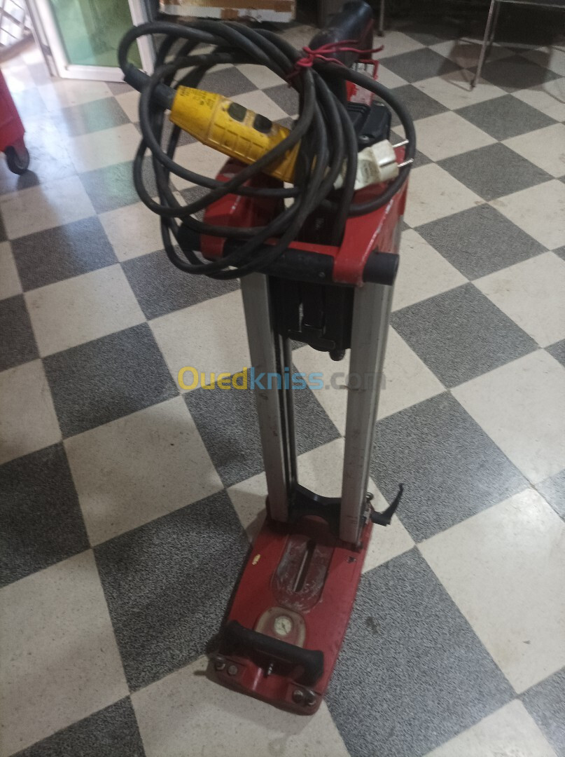 Carouteuse hilti  DD130