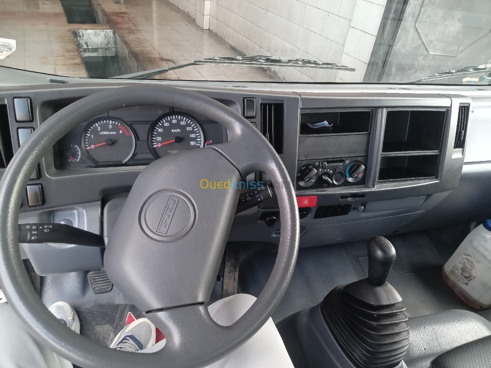 71 ISUZU NPR 2011