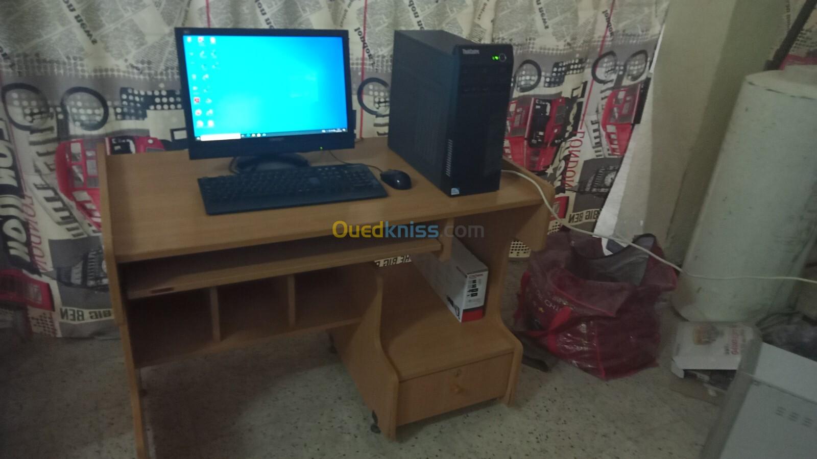 pc de bureau avec une table