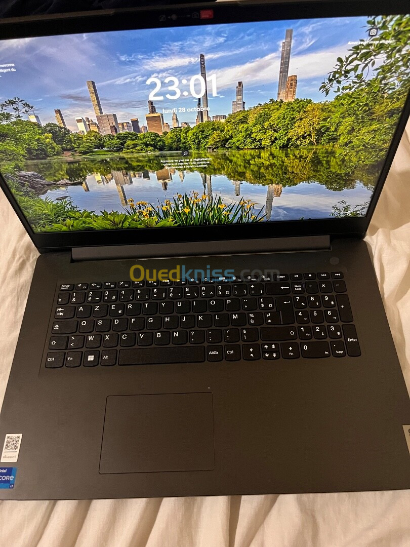 Lenovo V17 G4 IRU i7 13th 24gb ram 1000gb ssd 17 pouce