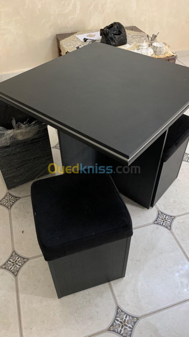 table noire avec 4 poufs