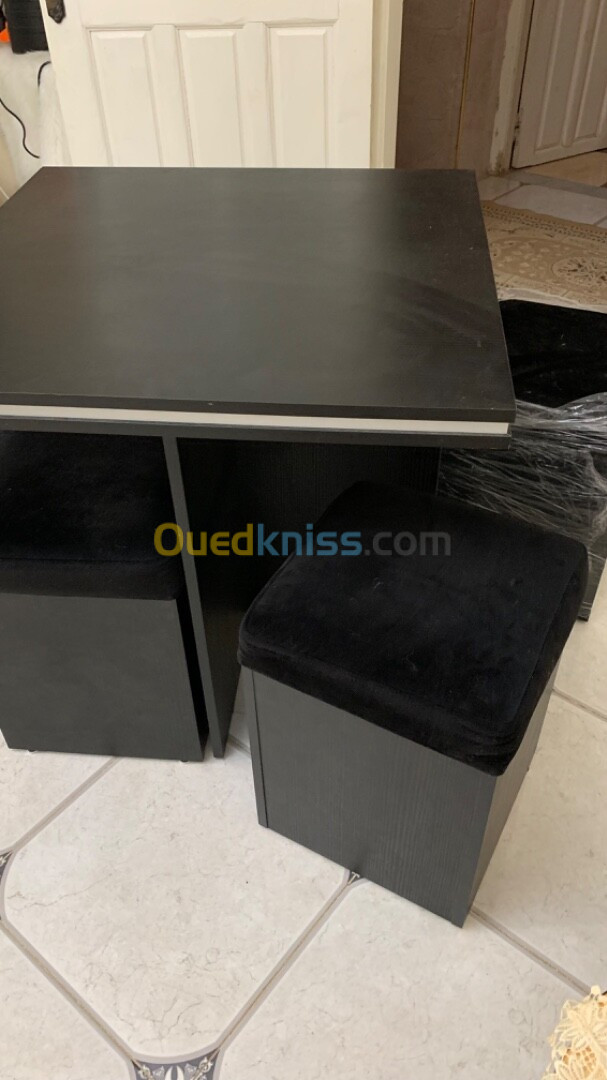 table noire avec 4 poufs