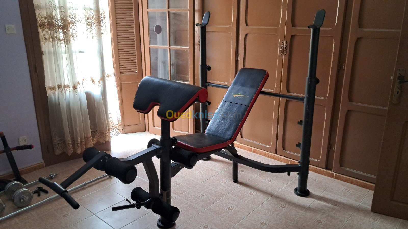 Banc de musculation avec deux barres et 4 disc 10kg