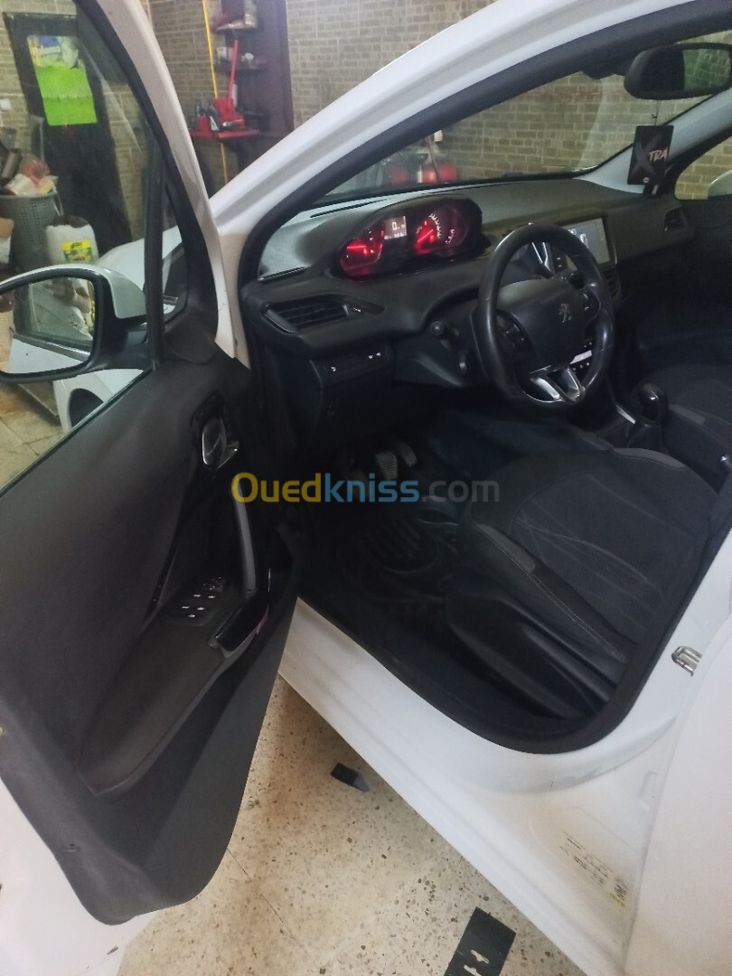 Peugeot 208 2015 Allure