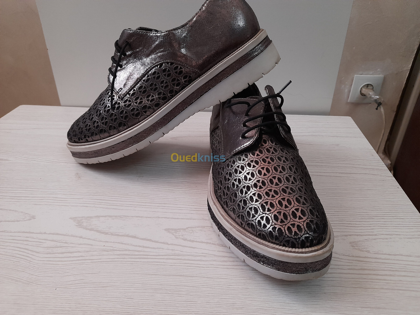 Chaussure Francaisen Cuir P/40 en Argent Bronze.