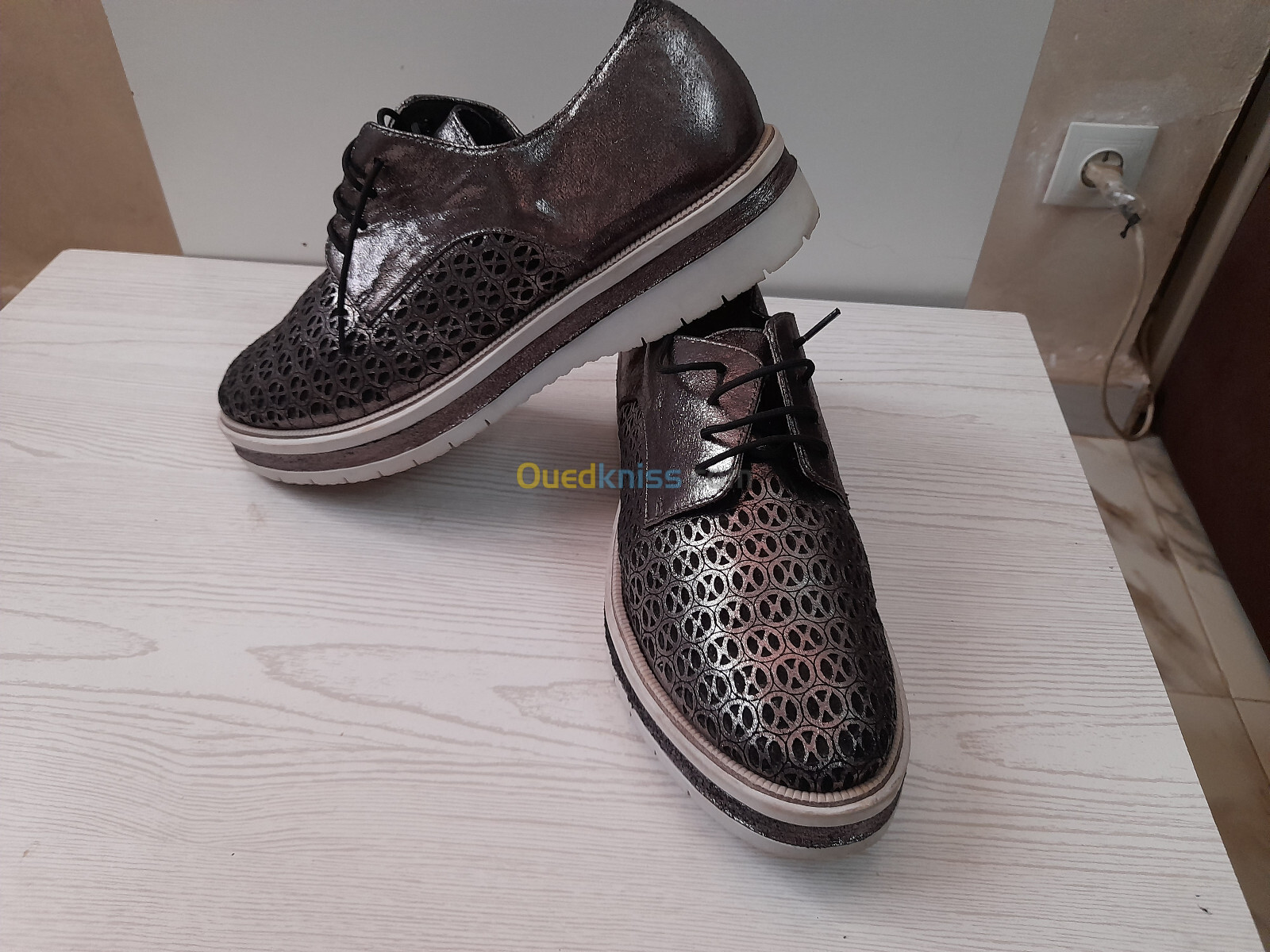 Chaussure Francaisen Cuir P/40 en Argent Bronze.