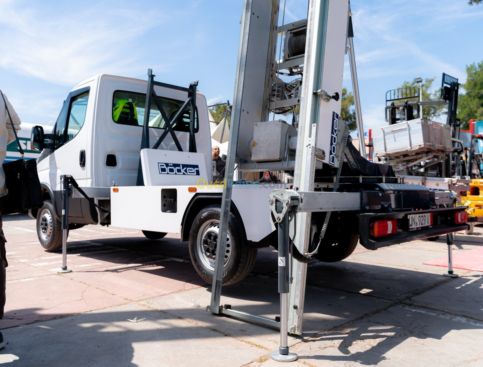 AGILO BOCKER MONTE-MEUBLE SUR CAMION IVECO 